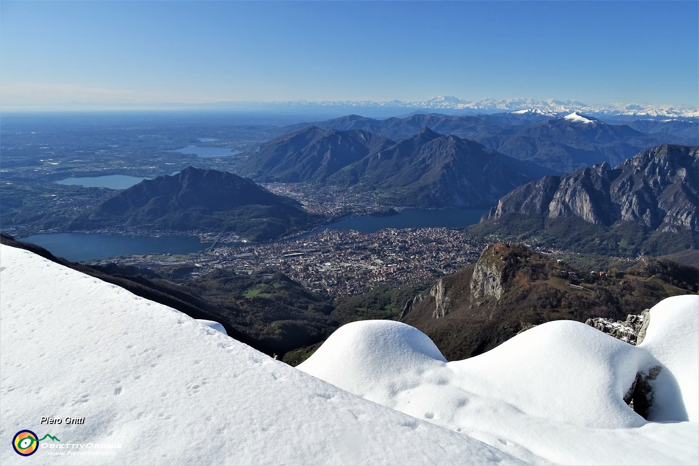 64 Vista zoomata su Lecco, i suoi laghi, i suoi monti.JPG